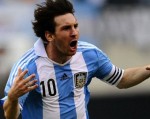 Messi lập hat-trick, xô đổ thành tích của Maradona