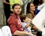 Xabi Alonso đưa bà bầu xinh đẹp đi xem bóng rổ