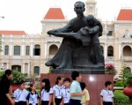 Di dời tượng đài Chủ tịch Hồ Chí Minh
