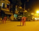 Người dân chặn xe tải gây ô nhiễm