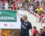 HLV Wenger e dè ký tên lên áo fan nữ 