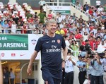 HLV Wenger e dè ký tên lên ngực áo fan nữ 