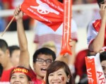 Fan sân Mỹ Đình chào Arsenal bằng pháo sáng