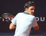 Vợt to không giúp Federer hết lo