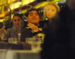 Maradona đắm đuối hôn bồ trẻ trong nhà hàng