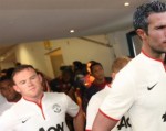 Rooney cay cú phải làm dự bị cho Van Persie
