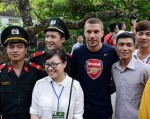 Cầu thủ Arsenal hứng thú thăm chùa Một Cột