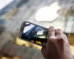 Thoát nạn cấm bán iPhone 4 và iPad 2, Apple bắt Samsung trả giá