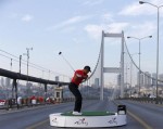 Woods đánh bóng golf từ châu Âu sang châu Á