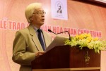 Giáo sư Chu Hảo, Phó chủ tịch Quỹ Văn hóa Phan Châu Trinh phát biểu trong lễ trao giải lần thứ 10. Ảnh: Bá Ngọc.