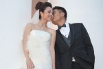 Chồng đại gia âu yếm hôn Jennifer Phạm trong ngày cưới