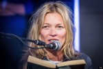 Kate Moss đọc truyện khiêu dâm để quyên tiền từ thiện