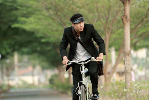 Trương Thế Vinh lãng mạn với xe đạp