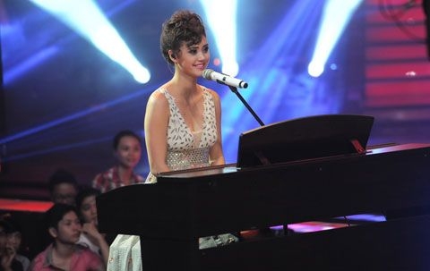 Dia Frampton xuất hiện trong đêm bán kết Giọng hát Việt với hình ảnh ngọt ngào trong ca khúc