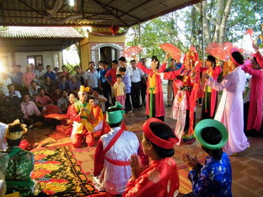 Hầu đồng ở  Phủ Giầy. Ảnh Na Sơn