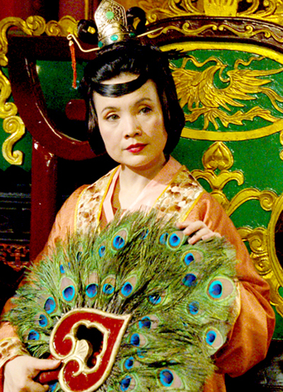 Phục trang của Đàm hoàng hậu (NSND Lan Hương thủ vai) trong phim Trần Thủ Độ