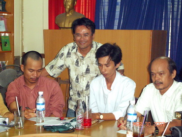 Hội thảo thơ Vương Huy (người thứ ba, từ trái sang) tổ chức tại hội trường Hội Nhà văn TP.HCM 31.3.2007