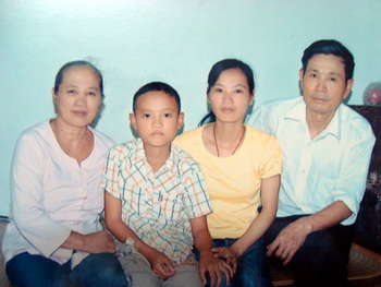 Gia đình ông Nguyễn Văn Nức cùng cô con gái tên Hiền và cháu ngoại.