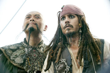 Johnny Depp (phải) cùng Châu Nhuận Phát trong phần 3 phim “Cướp biển”. Ảnh: Walt Disney.