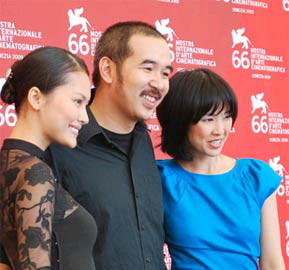 Bùi Thạc Chuyên cùng hai nữ diễn viên Đỗ Hải Yến và Phạm Linh Đan tại LHP Venice 2009