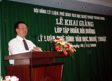 GS.TS Phùng Hữu Phú - Phó TBTT Tuyên giáo TW, CT Hội đồng Lý luận, phê bình VHNT TW, phát biểu khai giảng