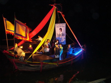 Đêm thơ - nhạc kỷ niệm 24 năm ngày mất cố thi sĩ Xuân Diệu diễn ra trên sông Gò Bồi, quê ngoại nhà thơ