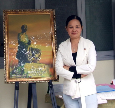 Nhà văn Bích Ngân về thăm lại Trường Viết văn Nguyễn Du
