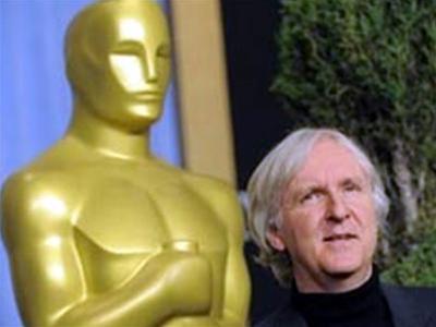 Đạo diễn James Cameron bên pho tượng Oscar