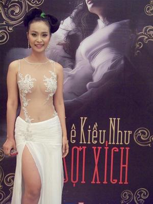 Lê Kiều Như với bìa cuốn tiểu thuyết Sợi xích
