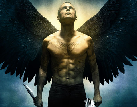 Paul Bettany trong tạo hình của Thiên thần Michael.
