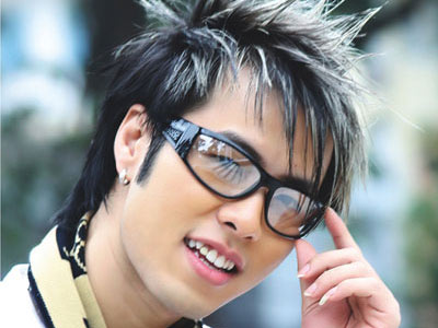 Akira Phan, một trong những ca sĩ teen hiện nay có nghệ danh Tây lẫn Việt