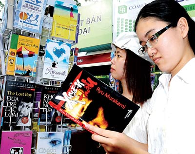 Sách văn học dịch vẫn chiếm một tỷ lệ lớn trên thị trường sách. Ảnh: AN DUNG