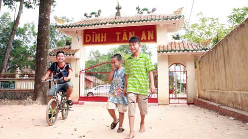 Ba cậu bé Tuấn Việt, Minh Thông, Minh Tú từng đóng vai quần chúng trong phim Vó ngựa trời Nam ở đình Tân An - Ảnh: GIA TIẾN
