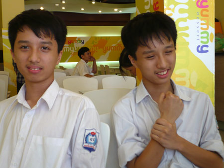 Hai anh em sinh đôi Nguyễn Quỳnh Phong và Nguyễn Hoàng Phong rất hay cười. (Ảnh: Trịnh Mão).