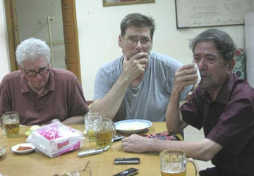 Nhà văn Lê Lựu (phải) đã khóc khi kể lại những kỷ niệm đi Mỹ, bên trái là Bruce Weigl, Kevin Bowen