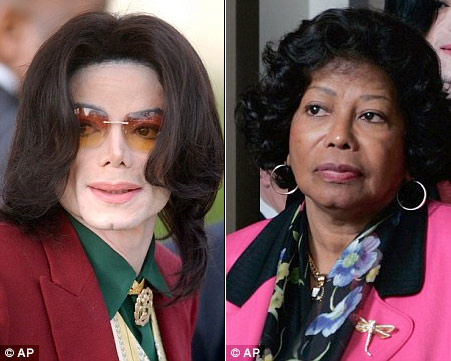 Bà Katherine (phải) - mẹ đẻ của Michael Jackson