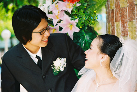 Đám cưới hạnh phúc của Sa Huỳnh - Nguyễn Duy Hùng diễn ra ngày 24/1 tại Hà Nội, trước đêm trao giải Bài hát Việt 2009 ít giờ