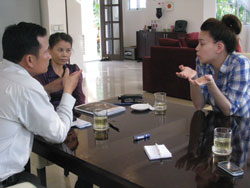Hồ Ngọc Hà và mẹ trong buổi làm việc với luật sư chiều qua - Ảnh: N.V