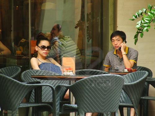 Hồ Ngọc Hà và Cường "đô la" thoải mái ngồi uống cafe ở Sài Gòn trong khi tất cả cứ ngỡ cô đang ở... Mỹ chờ ngày sinh con!