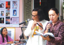 Các nhà thơ tham dự Không gian thơ Bảo Cường - Ảnh: B.N.L