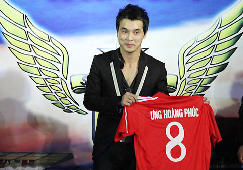 Ưng Hoàng Phúc và chiếc áo trong đội tuyển SUFC của mình. Ảnh: Dung Lâm.