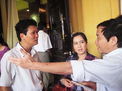 Từ trái qua: Nhà văn Nguyễn Thành Phong, Thu Huệ và Vũ Duy Thông tranh luận ngoài hội trường