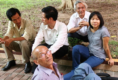 Phút thư giãn của các nhà văn bên ngoài hội trường đang “nóng” chuyện bầu cử - Ảnh: Nguyễn Đình Toán