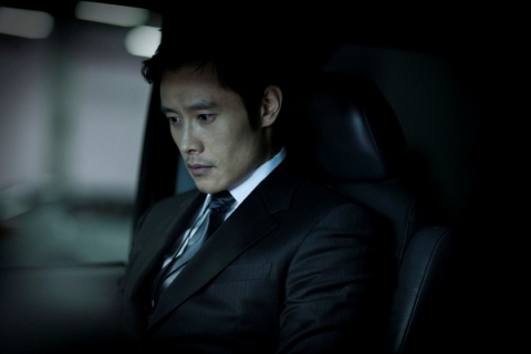 Lee Byung Hun vào vai Su Hyun, một điệp viên báo thù cho cái chết của người vợ sắp cưới.