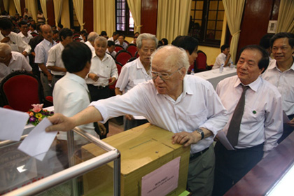 Nhà văn Vũ Tú Nam và nhà thơ Hữu Thỉnh tham gia bỏ phiếu. Ảnh: TTVH.