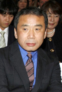 Nhà văn Murakami. Ảnh: Japan Times.