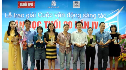 Chín tác giả đoạt giải Văn học tuổi 20 lần IV tại lễ trao giải sáng 5-9, từ trái qua: Võ Diệu Thanh, Trương Anh Quốc, Nguyễn Thị Mạnh Hà, Hương Thị, Nguyễn Thiên Ngân, Mai Anh Tuấn, Thiên Di, Đỗ Duy v