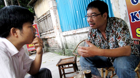 Nghệ sĩ Lê Anh Hoài (phải) trò chuyện với phóng viên. Ảnh: Quỳnh Anh