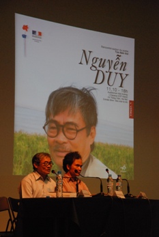 Nhà thơ Nguyễn Duy (bên trái) trong buổi tọa đàm