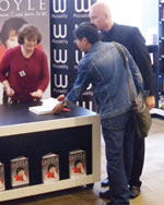 Susan Boyle ký tặng sách cho PV Thanh Niên - Ảnh: L.A.T